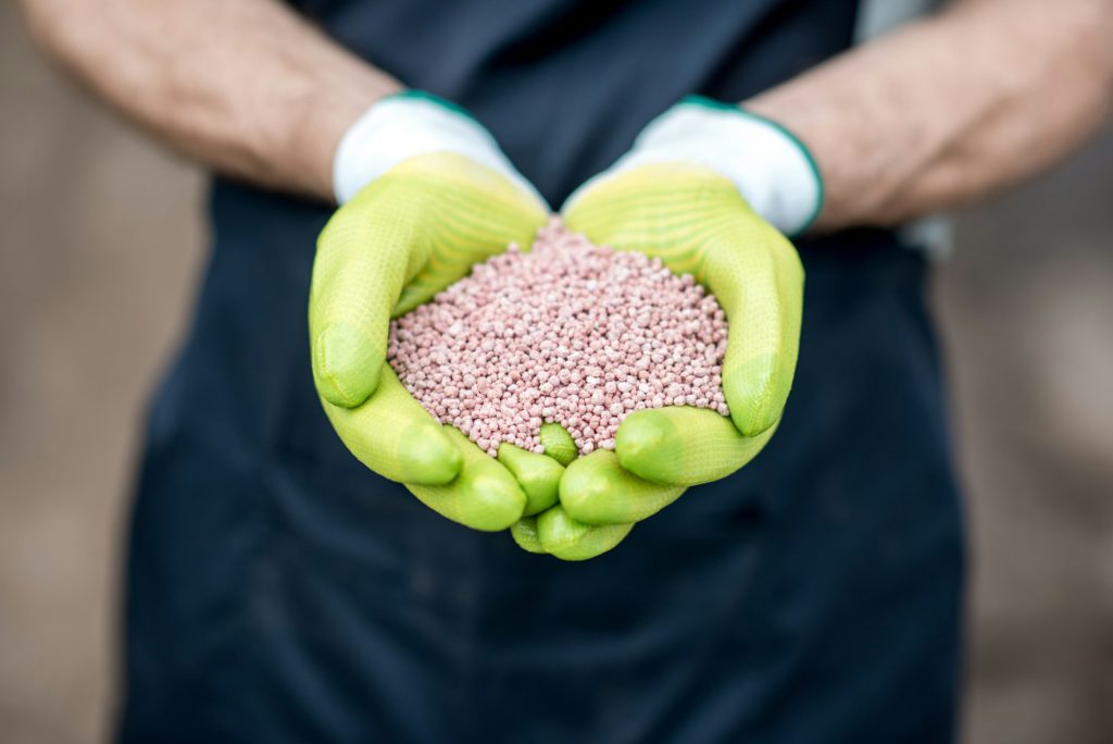 Holding mineral fertilizers